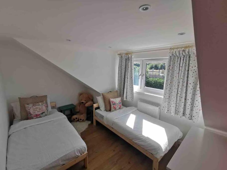 3 Bedroom Well Connected Family Home Free Parking Edinburgh Exterior photo